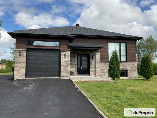 $650,000 - Price Taxes Included - 1 1/2 Storey for sale — photo 1