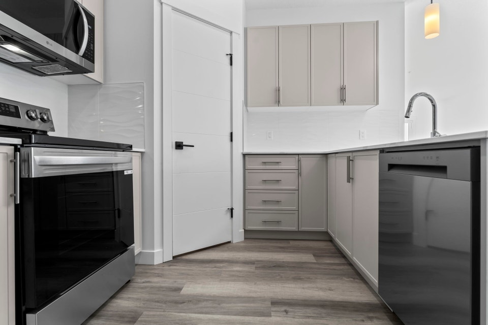 3 Bedroom! South Edmonton!! ONE MONTH FREE! 3