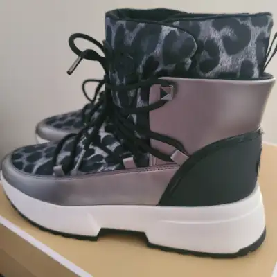 Brand New Michael Kors women winter waterproof boots Size 9, View more