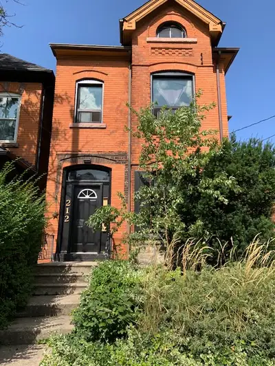 RECENTLY RENOVATED LARGE 1 BEDROOM APARTMENT