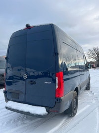 Blue exterior with a sleek black interior. This vehicle has 120,218 km and comes with a 6-month bump... (image 3)