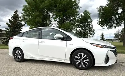 FRANCHISE TOYOTA DEALERSHIP TRADE WITH ONLY 136,000 KMS! PLUG-IN HYBRID WITH NAVIGATION! AMAZING FUE...