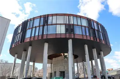 9A//Winnipeg/Showings with 24 hours notice, offers as received. Steel and concrete building with cit...