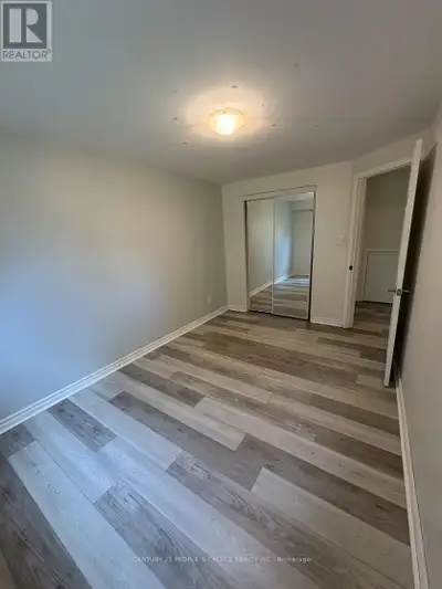 - LOWER - 1125 VALLEY COURT Oshawa (Lakeview), Ontario