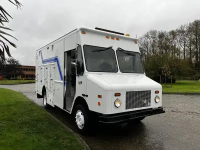2005 Workhorse W-Series Service Cargo Step Van With shelving, 8.1L, 8 cylinder, 1 door, automatic, 4...