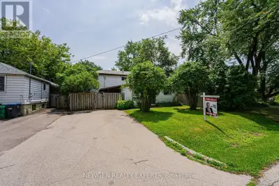 Can't beat the location! Situated in one of the most desirable communities in Mississauga - "Lakevie...