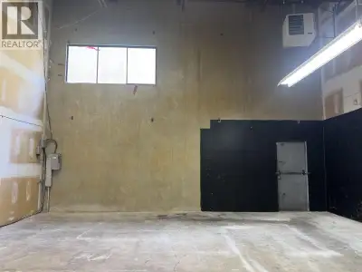 Industrial Warehouse for Lease - Prime Location! Discover the perfect space for your business! This...