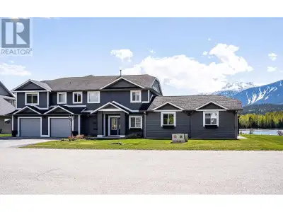 MLS® #10313097 This outstanding home is perfectly situated on the banks of the Columbia River, provi...