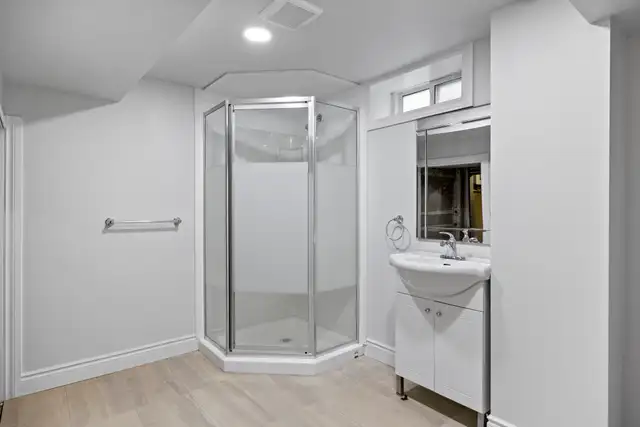 Spacious 2-Bedroom 1 Bath Lower Unit w/ AC, laundry in Long Term Rentals in Windsor Region - Image 9