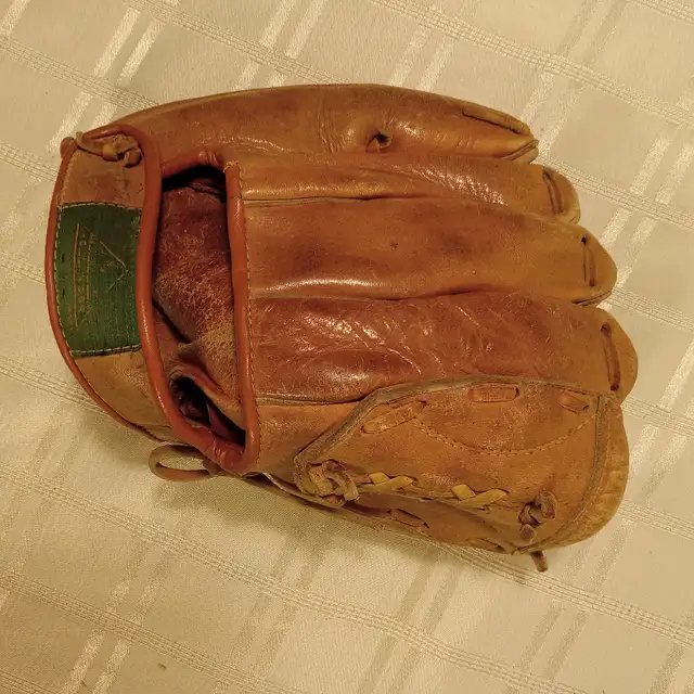 Vintage Dean Chance Youth Baseball Glove / Mitt  Trio Hollander in Baseball & Softball in Belleville - Image 4