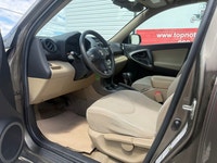 A dependable compact SUV with practical cargo space, comfortable seating, and efficient everyday per... (image 8)