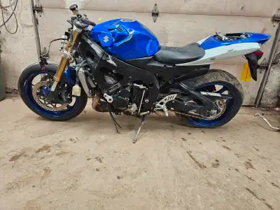2006 Suzuki GSXR 600 Selling this motorcycle as a project bike. Bike has crash damage. Missing parts...