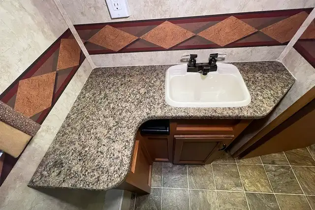 2010 Jayco Greyhawk 31GS - Pre-Owned Class C Motorhome in RVs & Motorhomes in Red Deer - Image 27