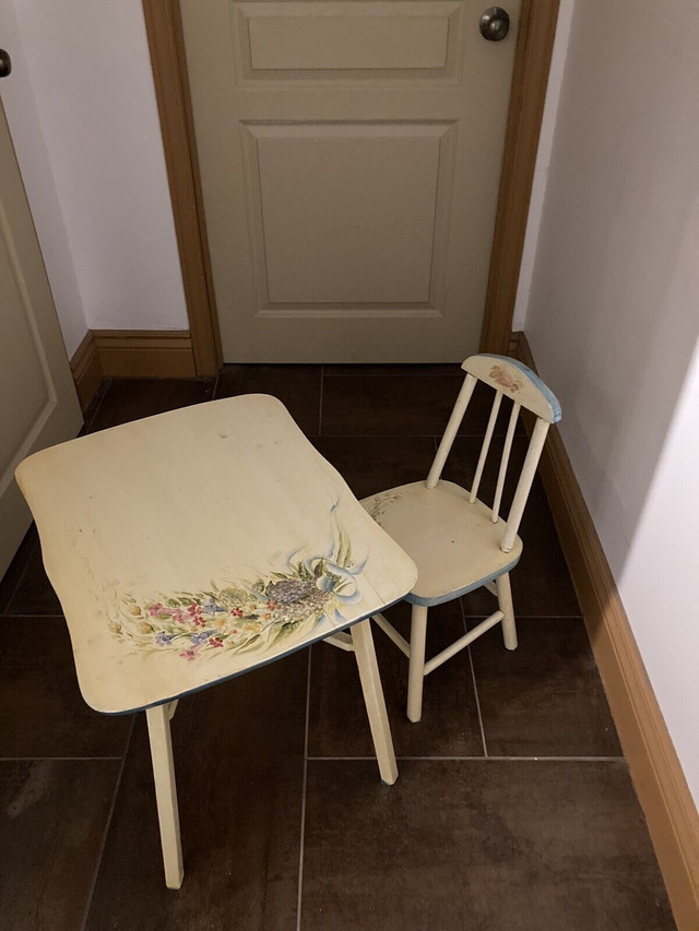 Children size table and chair hand painted dans Art et objets de collection  à Laval/Rive Nord