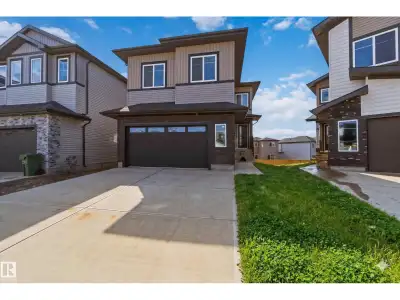 This spectacular detached home in the sought-after Woodbend of Leduc offers the perfect blend of ele...