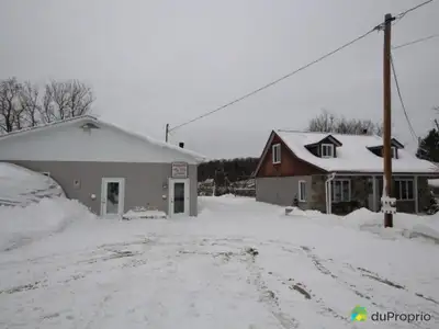 Charmante maison en pierre des champs, propriété commerciale bien située dans un secteur recherché....