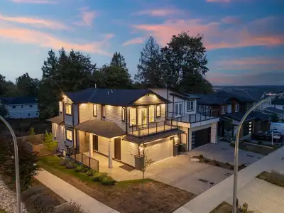 Welcome to this exceptional brand-new residence in Willoughby Heights, offering an impressive combin...