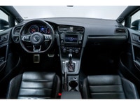 Le Volkswagen GTI 2016 incarne l'essence même de la conduite sportive et dynamique, offrant un mélan... (image 1)