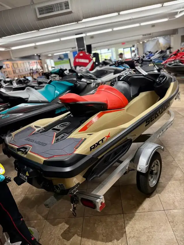 2025 SEA-DOO RXT-X 325 PREMIUM 1630CC-BLACK & GOLD in Personal Watercraft in Edmonton - Image 5