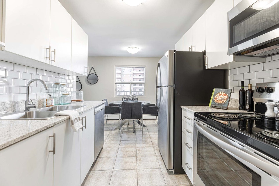 Bright & Convenient 1 Bed Apartment in an Amenity Rich Location! 5