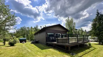 This four-season lake property at Echo Bay on Big Shell offers all the comforts you want for your su...