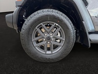 Cloth Low-Back Bucket Seats, Remote Start System, Heated Front Seats, Heated Steering Wheel, Uconnec... (image 8)