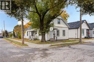 This legal side-by-side 1.5 story duplex near London's core features a separately metered very spaci...