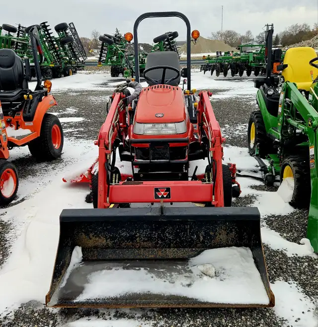 2004 Massey Ferguson 2004 Massey Ferguson GC2300 - Tractor in Farming Equipment in Sarnia - Image 4