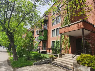 *English will follow* Unité de 2 chambres disponible pour le 1er janvier. Caractéristiques: - Situé...