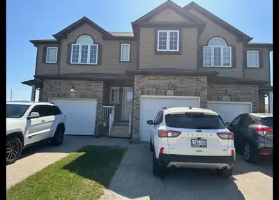 Beautiful 3 Bedroom Townhouse in University Meadows!