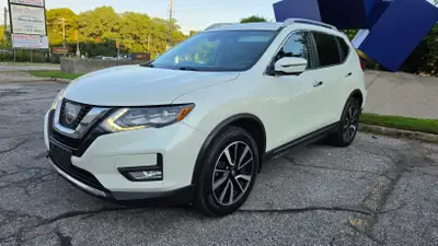 This 2017 Nissan Rogue SL Platinum AWD is a great choice for buyers who want a well-equipped SUV wit...