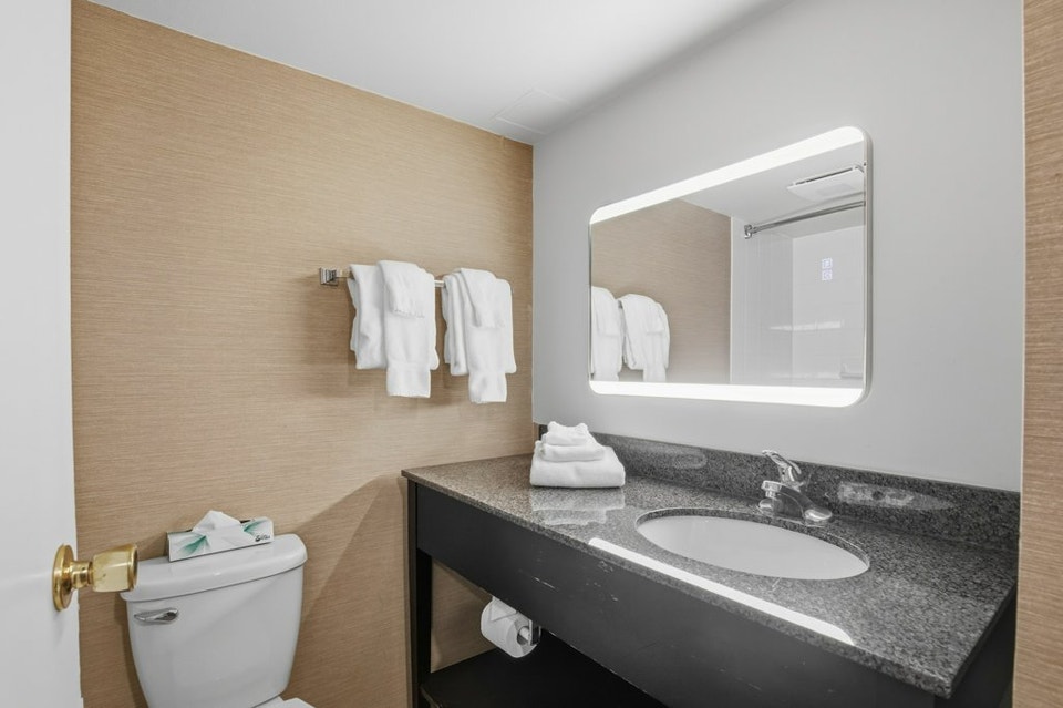 Furnished Bachelor, with a POOL View and Fitness Center Access! 4
