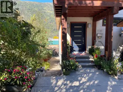 Beautiful 3 bedroom 2 bath main home with bright 1 bedroom full bath suite just mins away from Lakes...