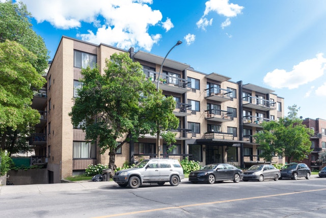 2400 Van Horne — photo 1