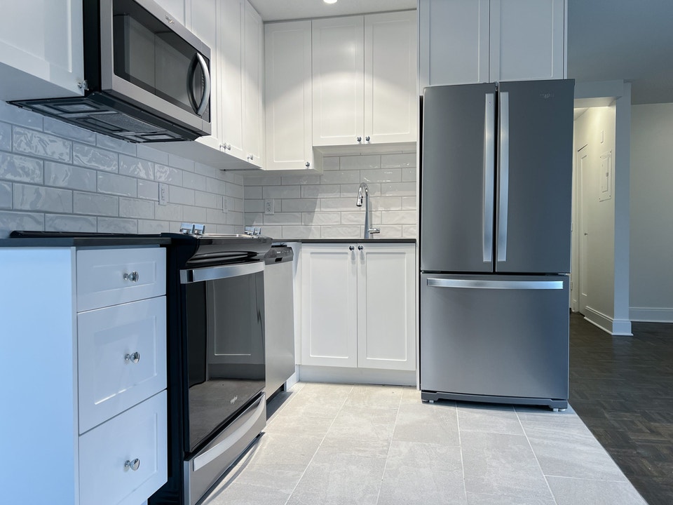 Junior One bedroom Apartment for Rent - 1320 Bute Street 3