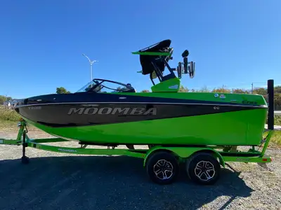 Moomba Craz 2023 Longeur / Length : 22’ Largeur / Beam : 102” Capacité / Capacity : 15 Passagers / P...