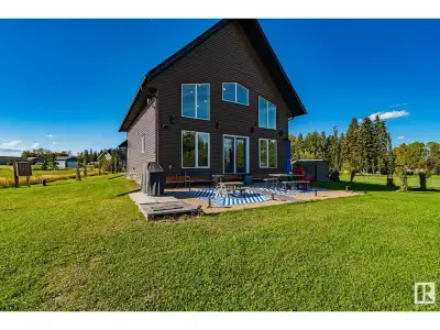 Five Bedrooms, Two Bathrooms – Comfortably sleeps 10 and looks like a show home, meticulously curate...