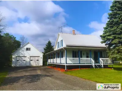 Maison de campagne à 2 minutes de la ville de Drummondville en voiture. Grand terrain avec garage do...