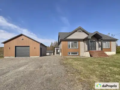 Bungalow à vendre. Grand balcon avec piscine. Quartier familial près des écoles. 2 chambres + 1 sall...