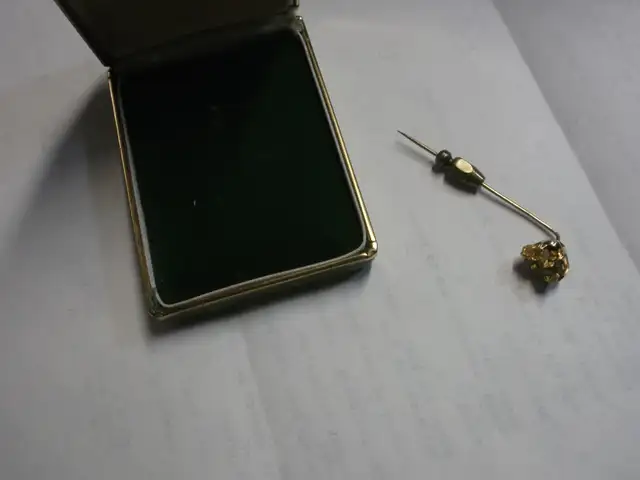 SOLID GOLD NUGGET ON A TIE PIN. REAL GOLD in Jewellery & Watches in Belleville - Image 2