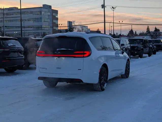 2026 Chrysler Pacifica Select in Cars & Trucks in Edmonton - Image 8