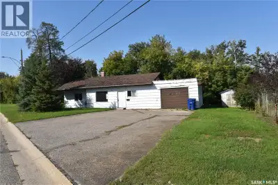 Great opportunity for first-time home buyers or investors! This 2-bedroom bungalow is located in a n...