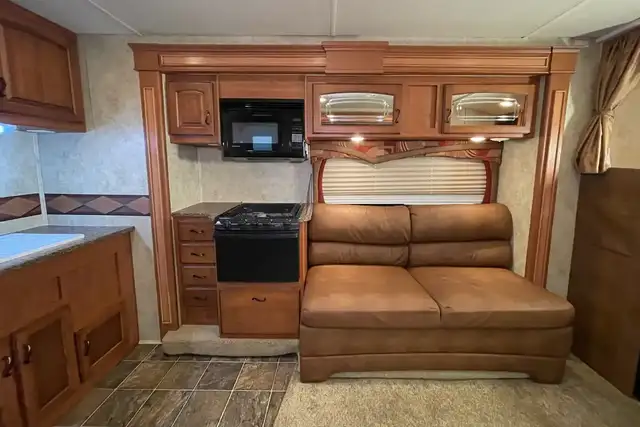 2010 Jayco Greyhawk 31GS - Pre-Owned Class C Motorhome in RVs & Motorhomes in Red Deer - Image 14