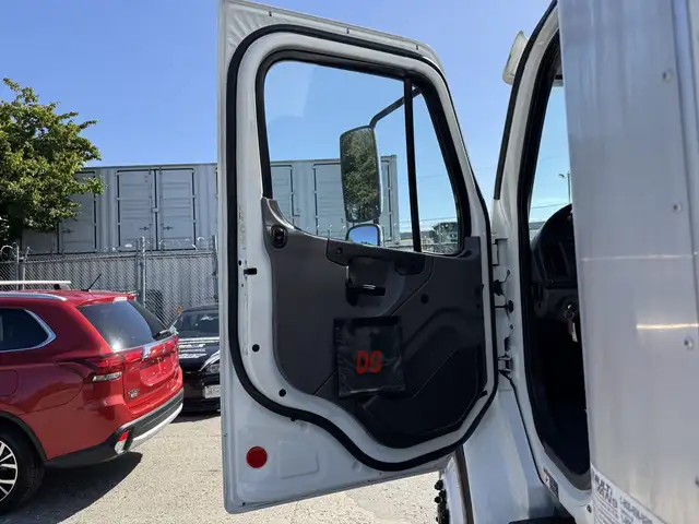 2015 Freightliner M2 106 24 Foot Hydraulic Brake Cube Van with P in Heavy Trucks in City of Toronto - Image 29