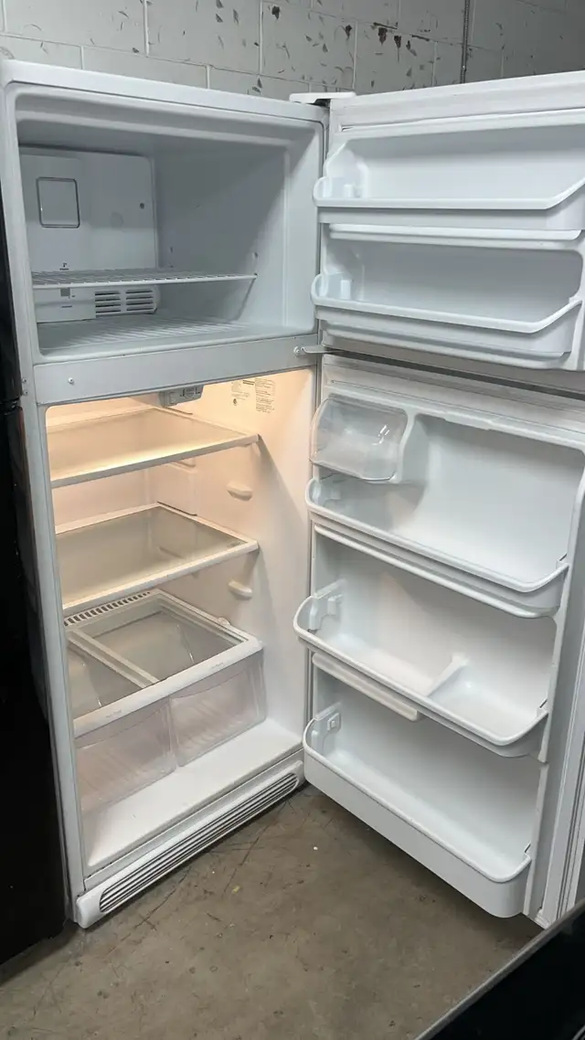 Frigidaire 30” Very Clean Fully Tested  30-Day Warranty in Refrigerators in Kitchener / Waterloo - Image 5
