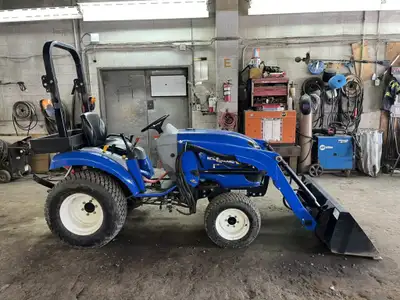 Williams Lake New Holland Boomer 25 Tractor with 235TL Loader, 25hp, 4wd, hydrostatic drive, loader...