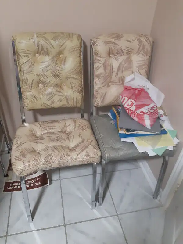 WHITE table FOR DINING ROOM OR KITCHEN IN EXCELLENT CONDITION in Dining Tables & Sets in Mississauga / Peel Region - Image 6