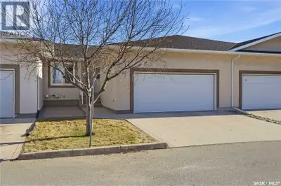 Welcome to 19-4101 Preston Cres. This well maintained bungalow style condo showcases 1042 sq ft on t...