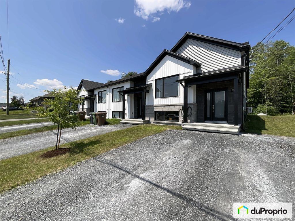 $389,000 - Townhouse for sale in Sherbrooke (Mont-Bellevue) — photo 1