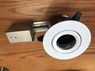 Lumière encastrée. Pour ampoule Par20. Plusieurs en inventaire. Matériaux et surplus Lefebvre. 450-5...